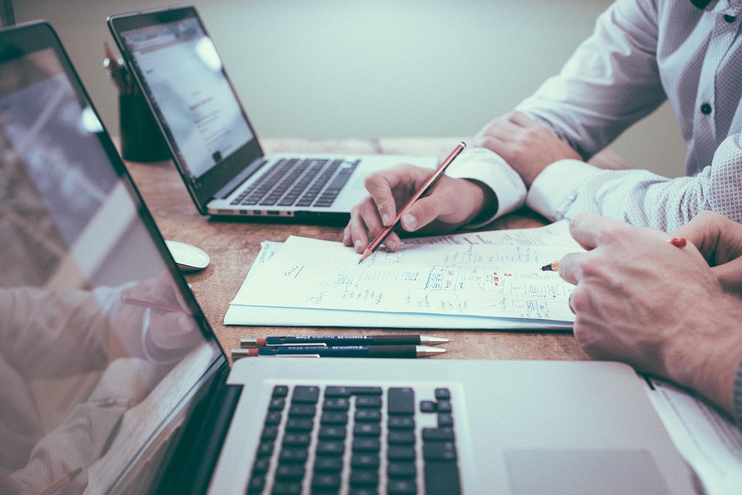 innovative finanzberatung-laptop-und-notizen innovative finanzberatung-laptop-und-notizen